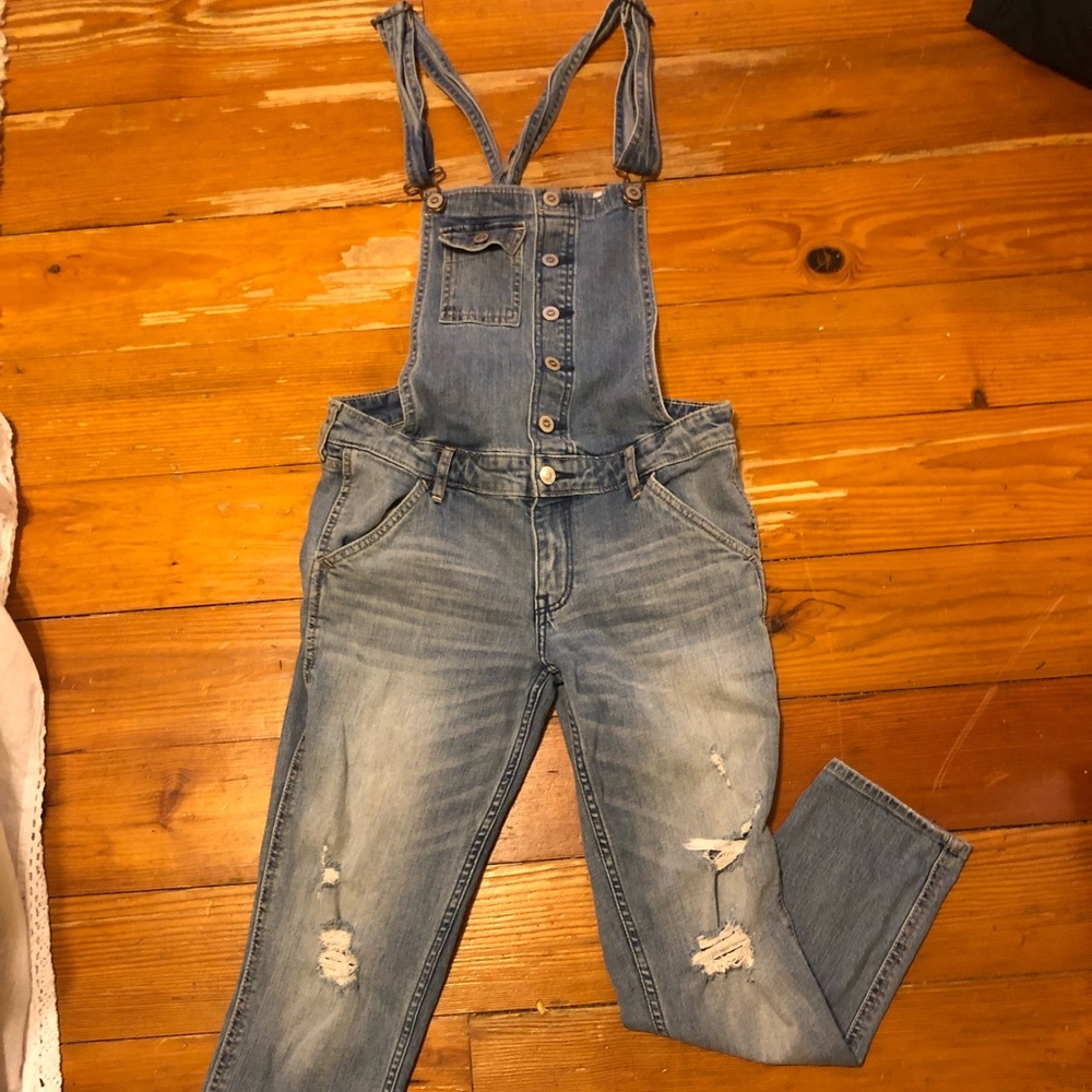 Hollister Overalls! Your next summer staple 🤩